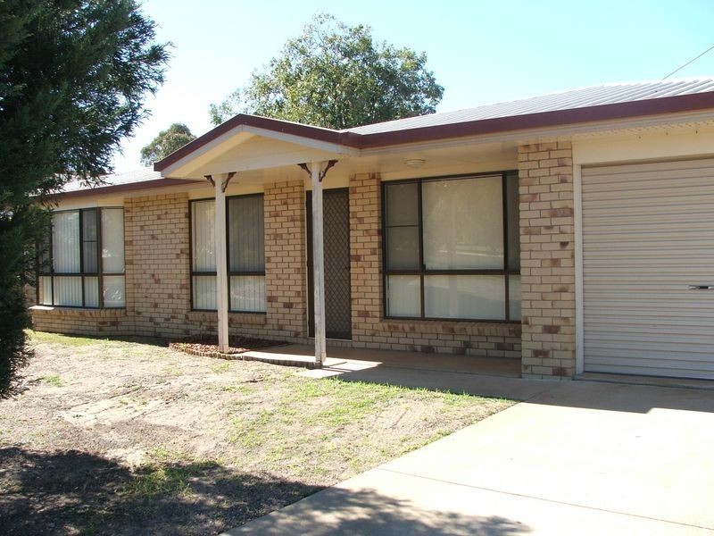 8 Moore Crescent, Wilsonton QLD 4350