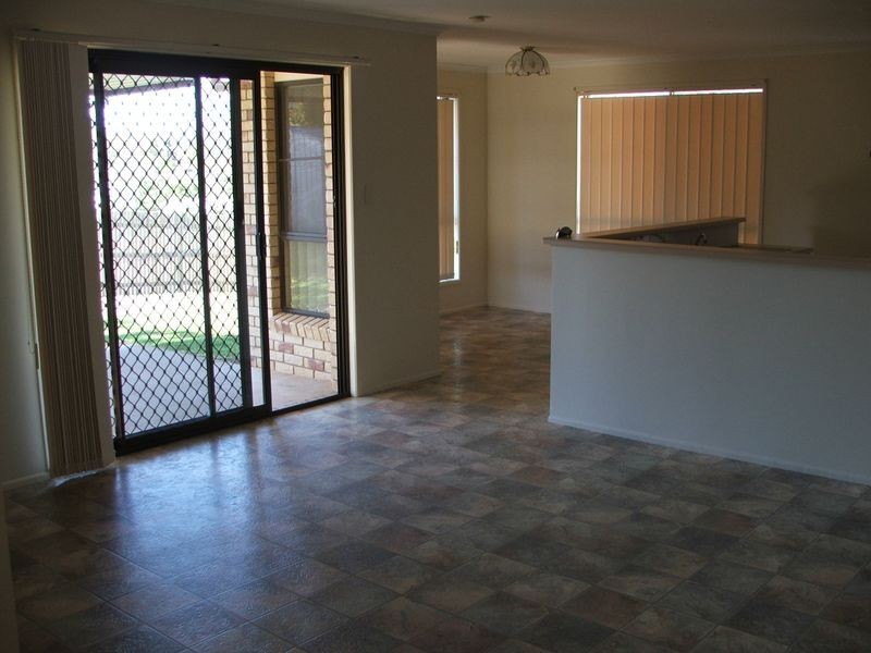 8 Moore Crescent, Wilsonton QLD 4350
