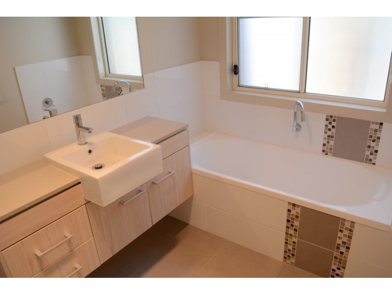 4/223 Mackenzie Street, Centenary Heights QLD 4350