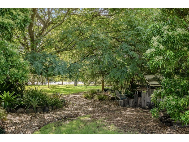 1 Birdland Drive, Glenvale QLD 4350