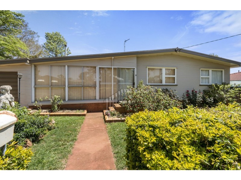 33 Esmond Street, Rockville QLD 4350