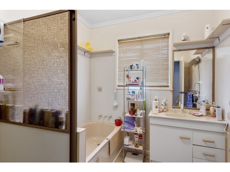 33 Esmond Street, Rockville QLD 4350