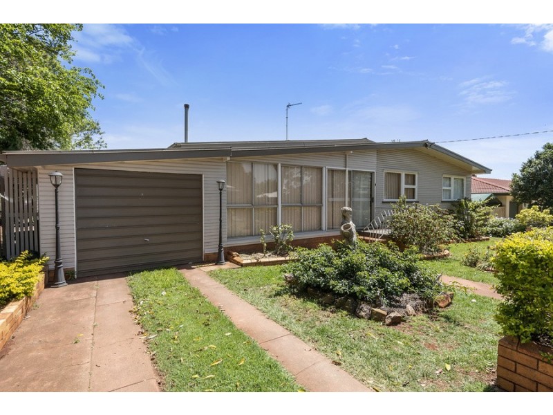 33 Esmond Street, Rockville QLD 4350