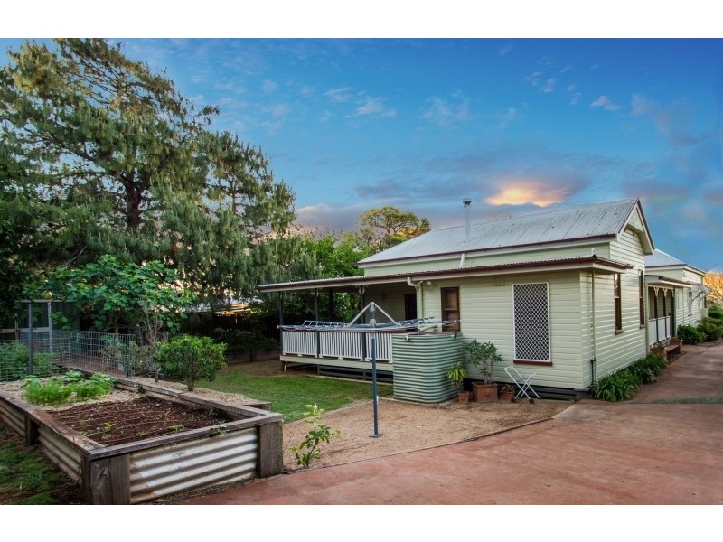 16 Stone Street, Wilsonton QLD 4350