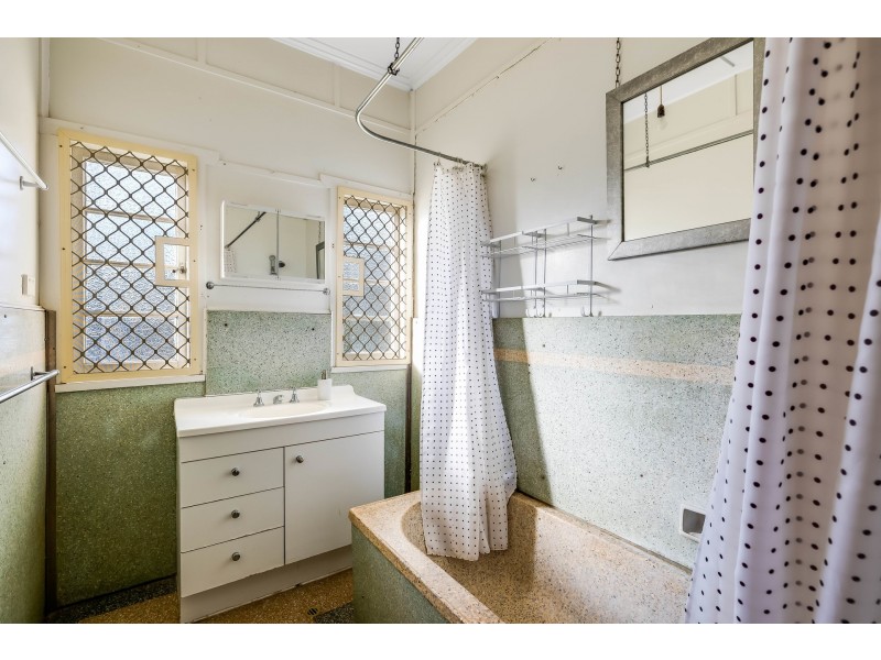 2 Violet Street, Harristown QLD 4350