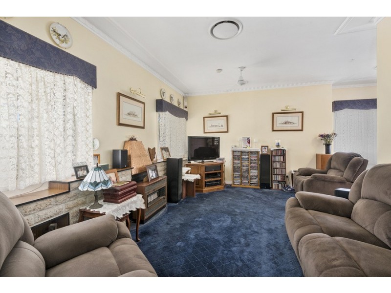 58 Mary Street, Mount Lofty QLD 4350