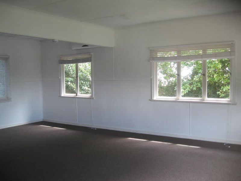 16 Ross Street, Mount Lofty QLD 4350