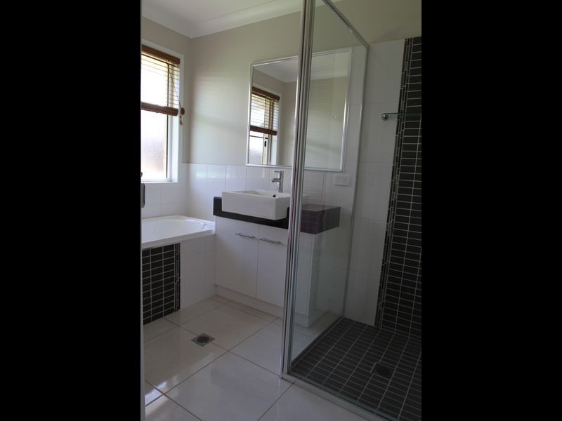 10 Graves Drive, Kearneys Spring QLD 4350