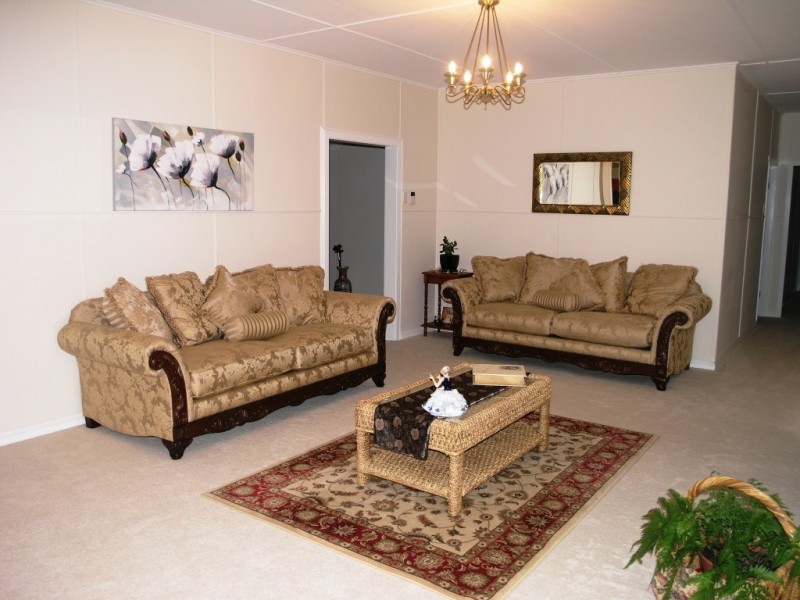 42 Toowoomba Road, Oakey QLD 4401