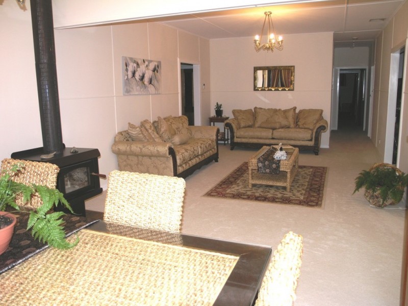 42 Toowoomba Road, Oakey QLD 4401