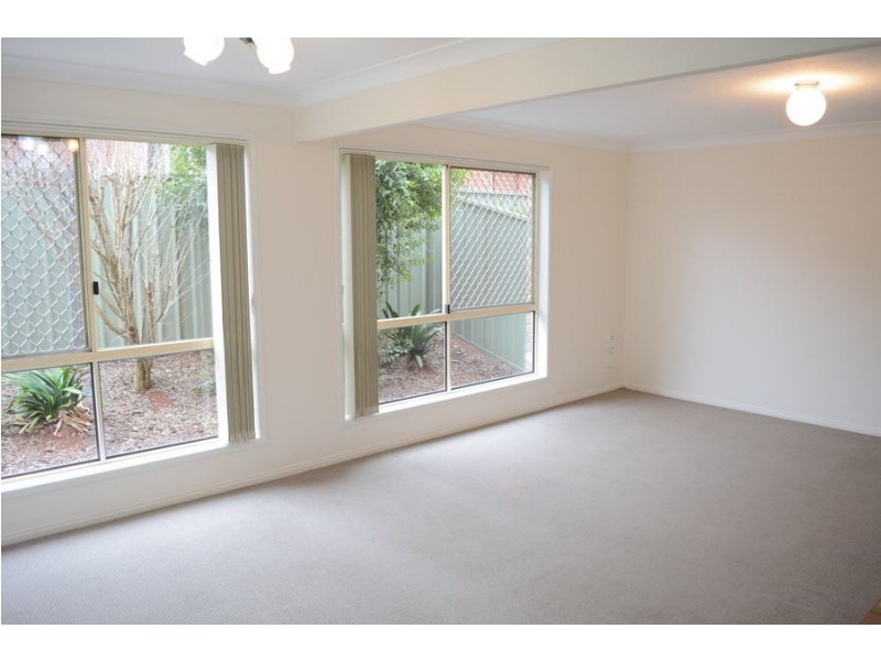 2/390 Stenner Street, Kearneys Spring QLD 4350