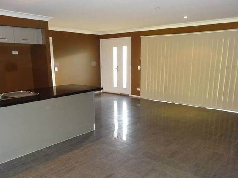 2/214 Taylor Street, Newtown QLD 4350