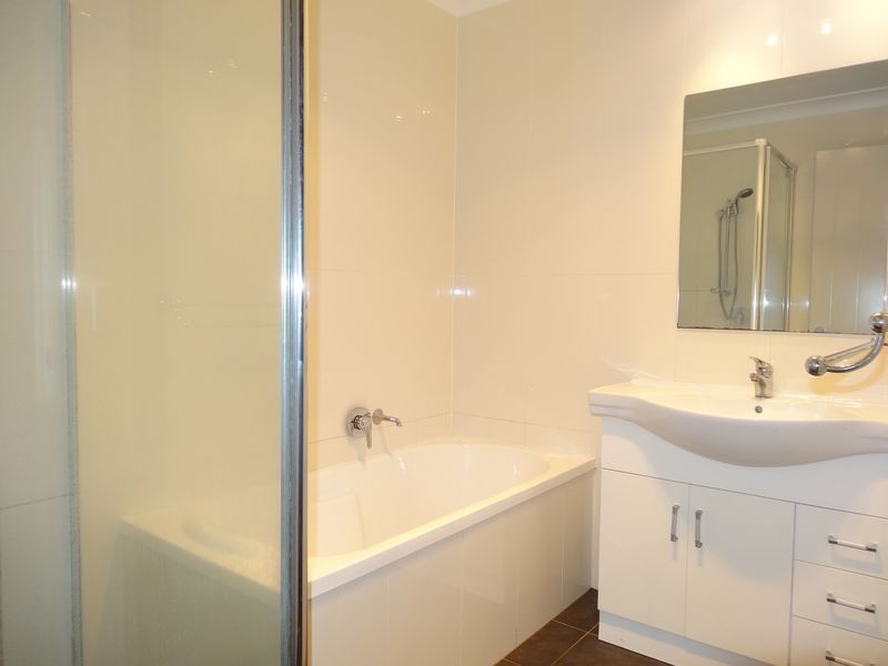 2/214 Taylor Street, Newtown QLD 4350