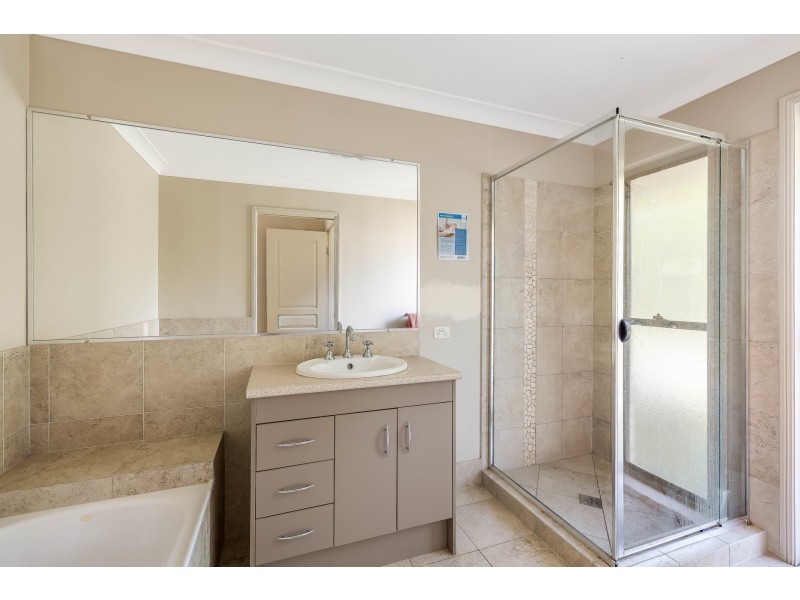 12 Roderick Drive, Cotswold Hills QLD 4350