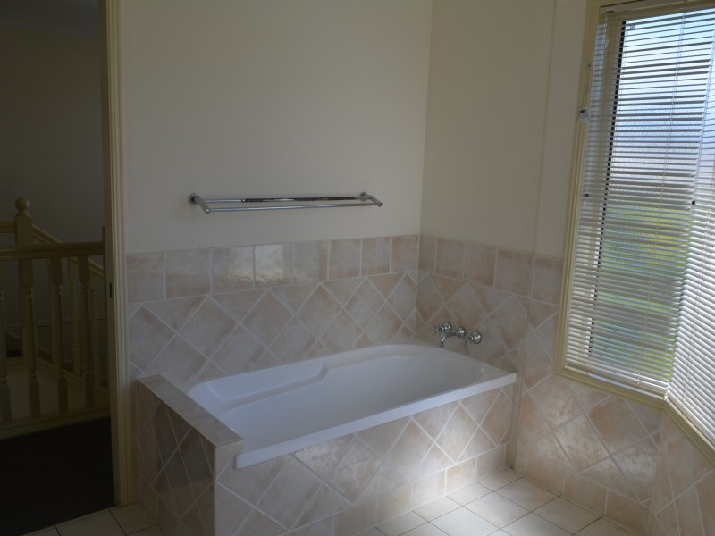 18/279 Mackenzie Street, Middle Ridge QLD 4350