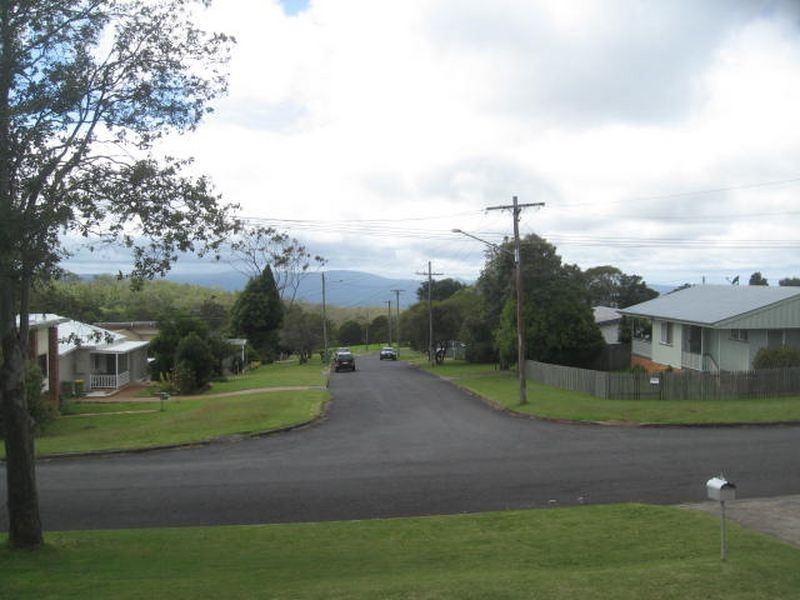 16 Ross Street, Mount Lofty QLD 4350