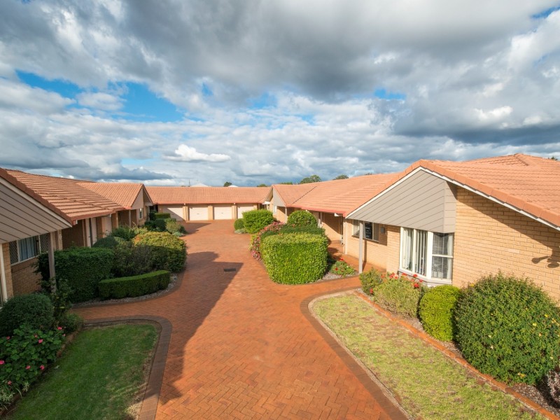 9/4-6 Glenfield Court, Middle Ridge QLD 4350