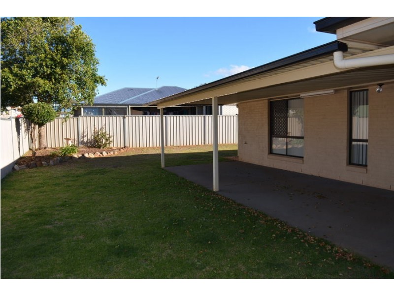 6 Pillar Street, Middle Ridge QLD 4350