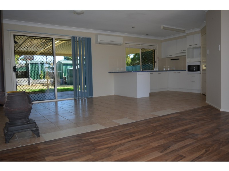 8 Maguire Court, Harristown QLD 4350