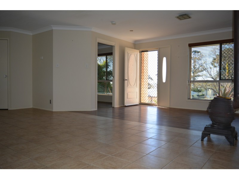 8 Maguire Court, Harristown QLD 4350