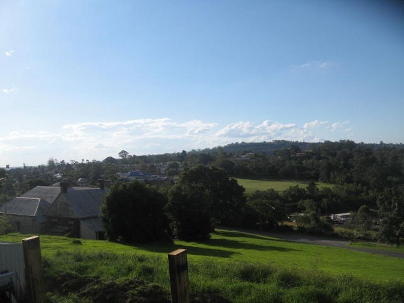 5 Gregory Street, Mount Lofty QLD 4350