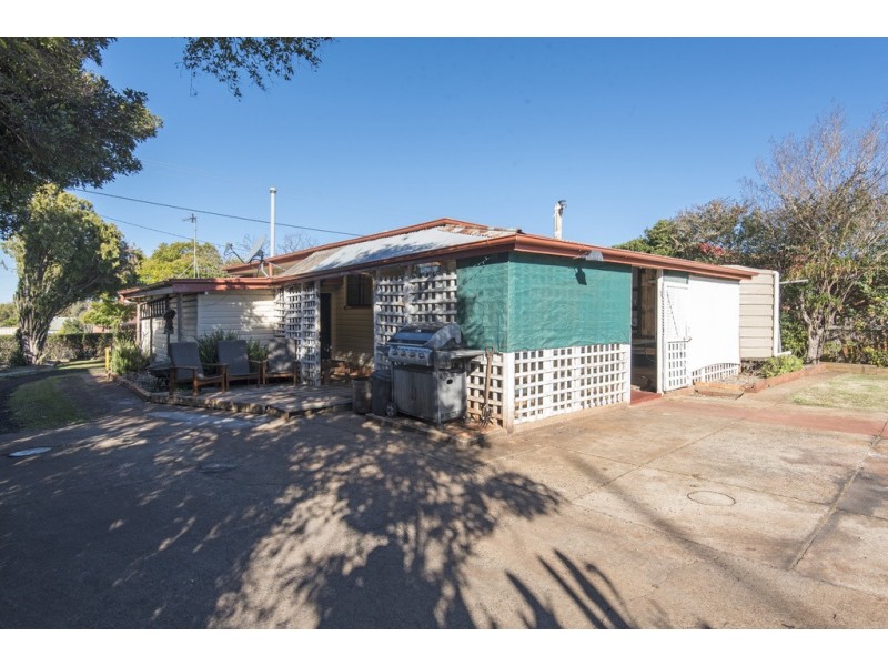 365 West Street, Harristown QLD 4350
