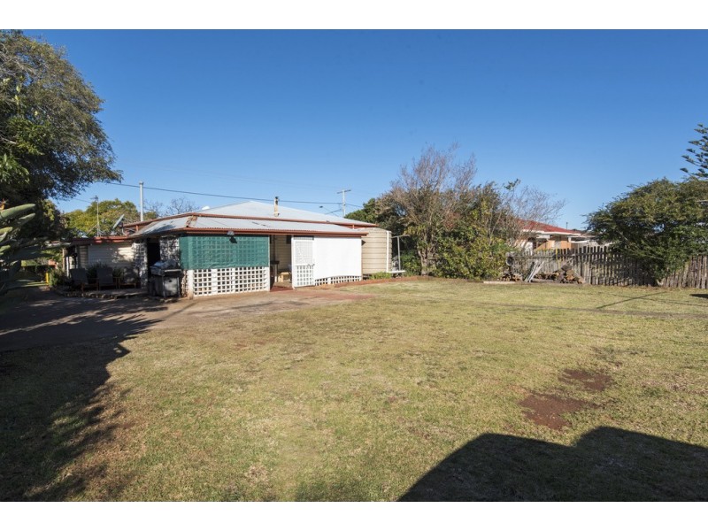 365 West Street, Harristown QLD 4350