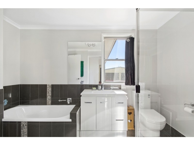 20 James Street, Crows Nest QLD 4355