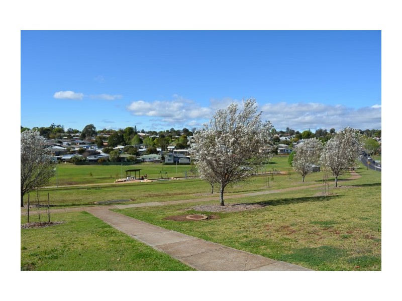 2/82 Holberton Street, Rockville QLD 4350