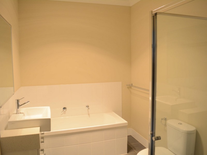 1/1 Sunset Drive, Glenvale QLD 4350