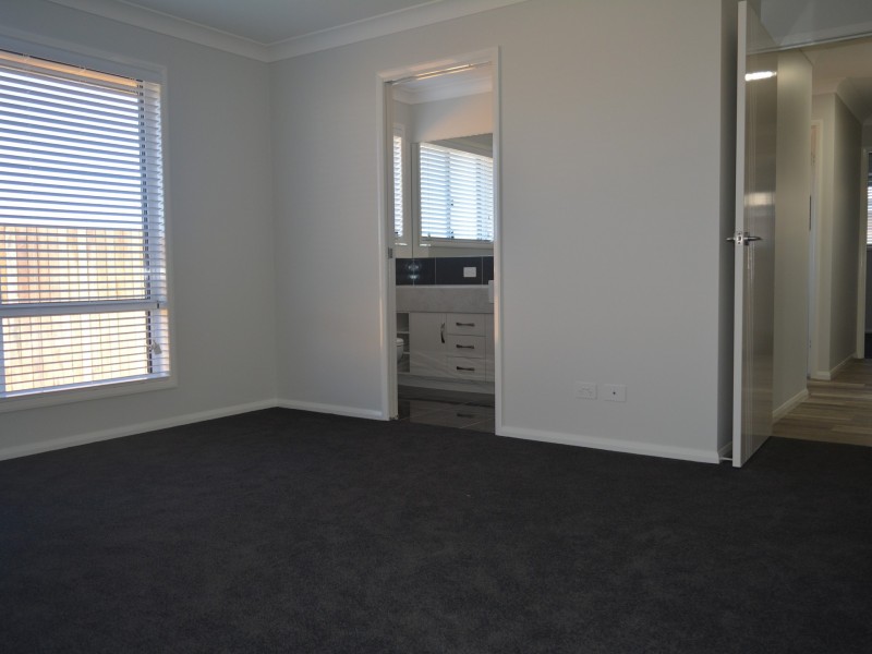 7 Madrid Court, Glenvale QLD 4350