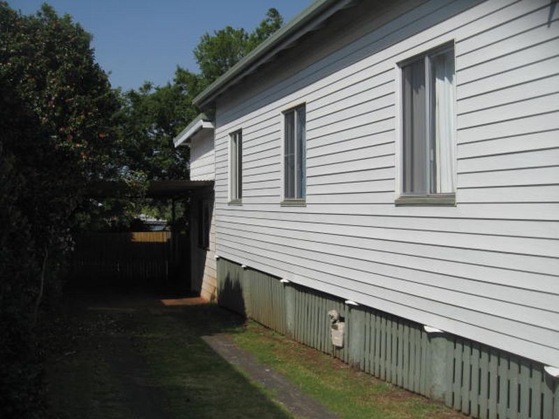 14 Lochel Street, Mount Lofty QLD 4350