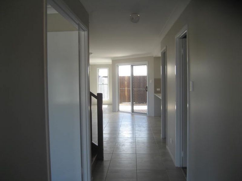 1/303 Stenner Street, Centenary Heights QLD 4350