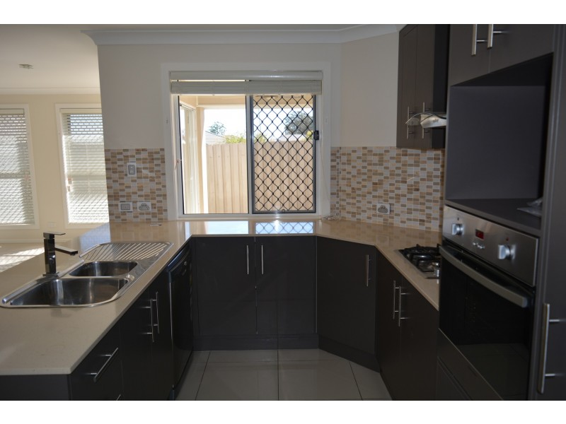 2/14 Ethan Street, Middle Ridge QLD 4350