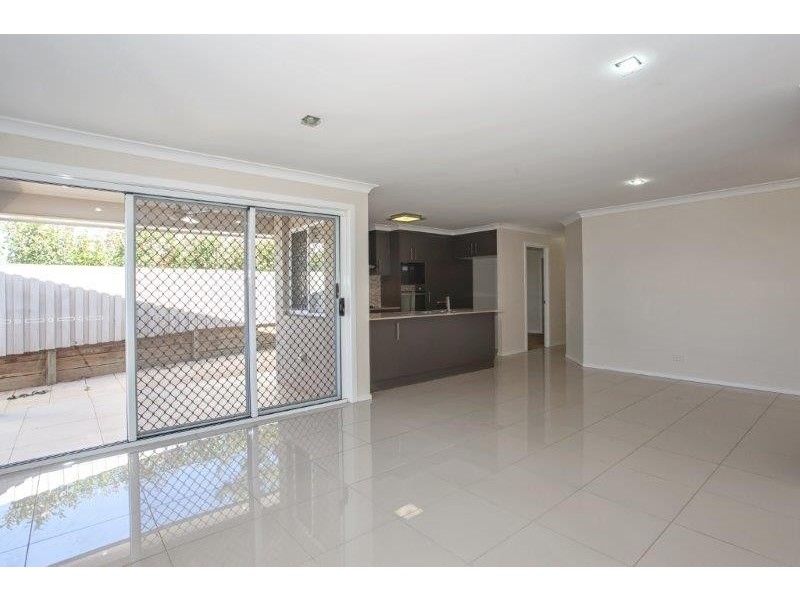 2/14 Ethan Street, Middle Ridge QLD 4350