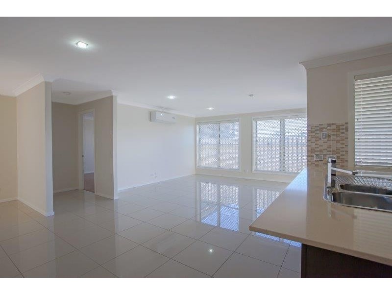 2/14 Ethan Street, Middle Ridge QLD 4350