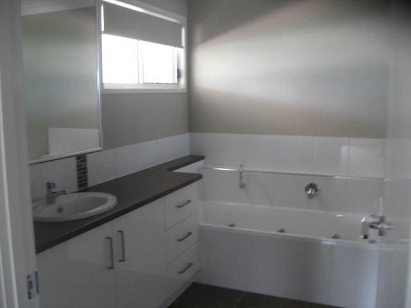 1/303 Stenner Street, Kearneys Spring QLD 4350