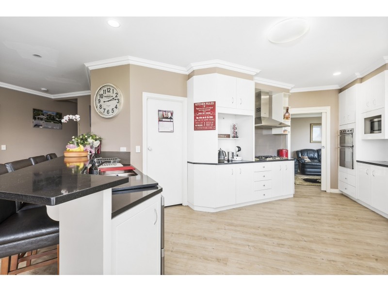 18 Harvey Street, Mount Lofty QLD 4350