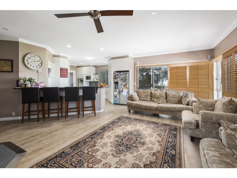 18 Harvey Street, Mount Lofty QLD 4350