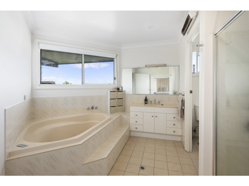 18 Harvey Street, Mount Lofty QLD 4350