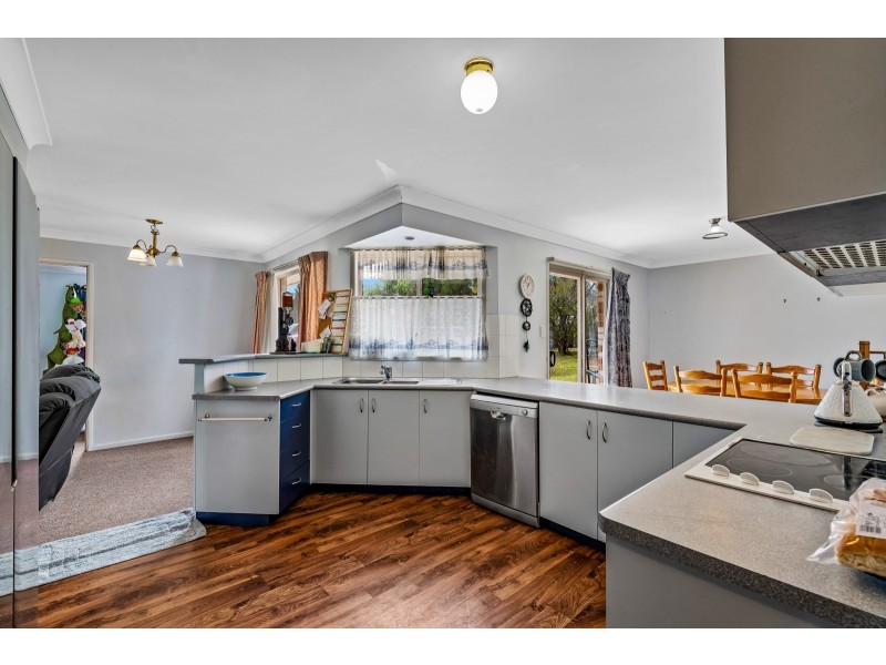 8 Devoncourt Road, Crows Nest QLD 4355