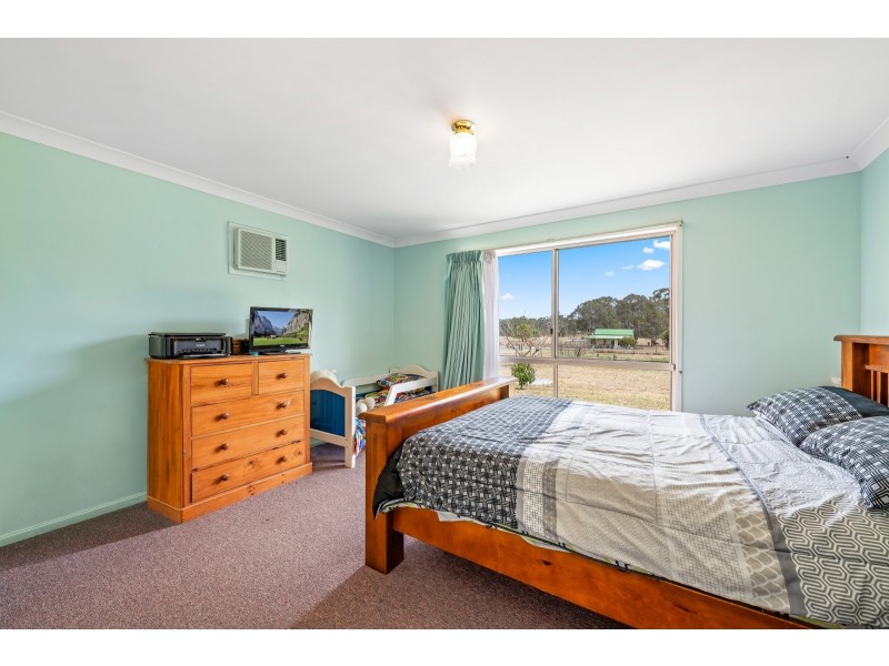 8 Devoncourt Road, Crows Nest QLD 4355