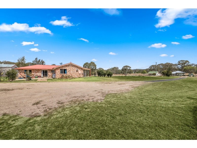 8 Devoncourt Road, Crows Nest QLD 4355