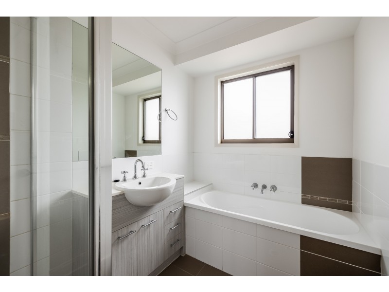 1 & 2/5 Northpoint Crescent, Harlaxton QLD 4350