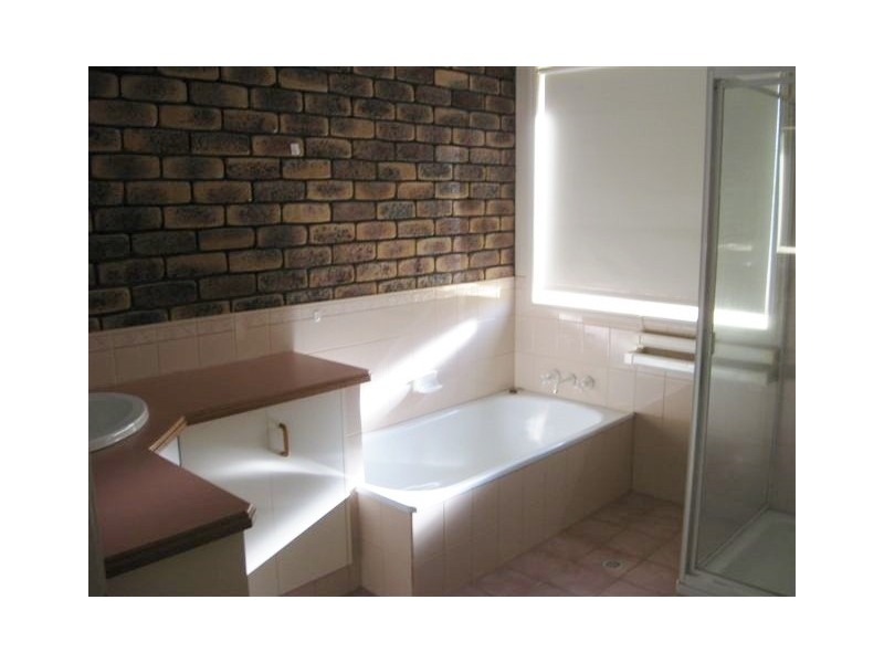 1/390 Stenner Street, Kearneys Spring QLD 4350