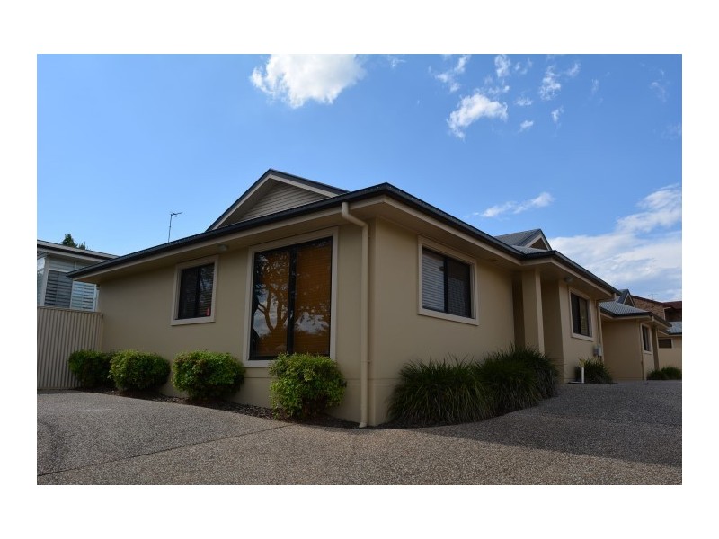 2/301B James Street, Newtown QLD 4350