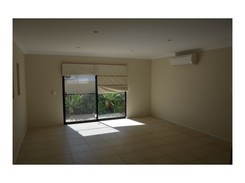 2/301B James Street, Newtown QLD 4350