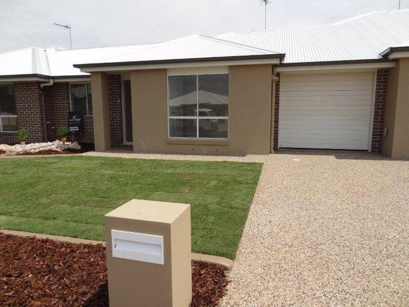 2/3 Sambar Court, Kearneys Spring QLD 4350