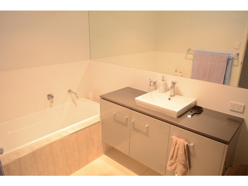 2/15 Henry Street, Mount Lofty QLD 4350