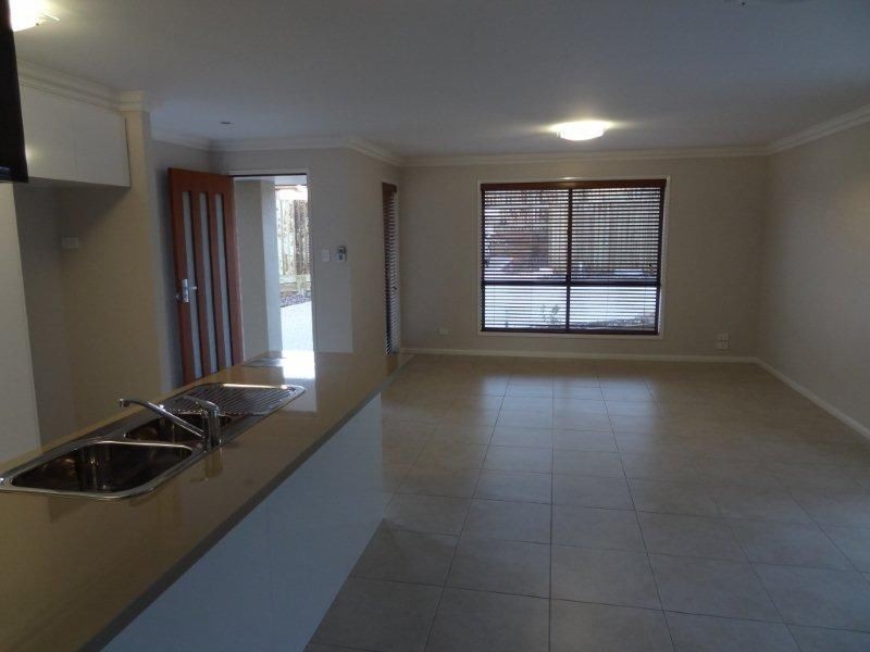 8/77 Bouganvillea Drive, Middle Ridge QLD 4350